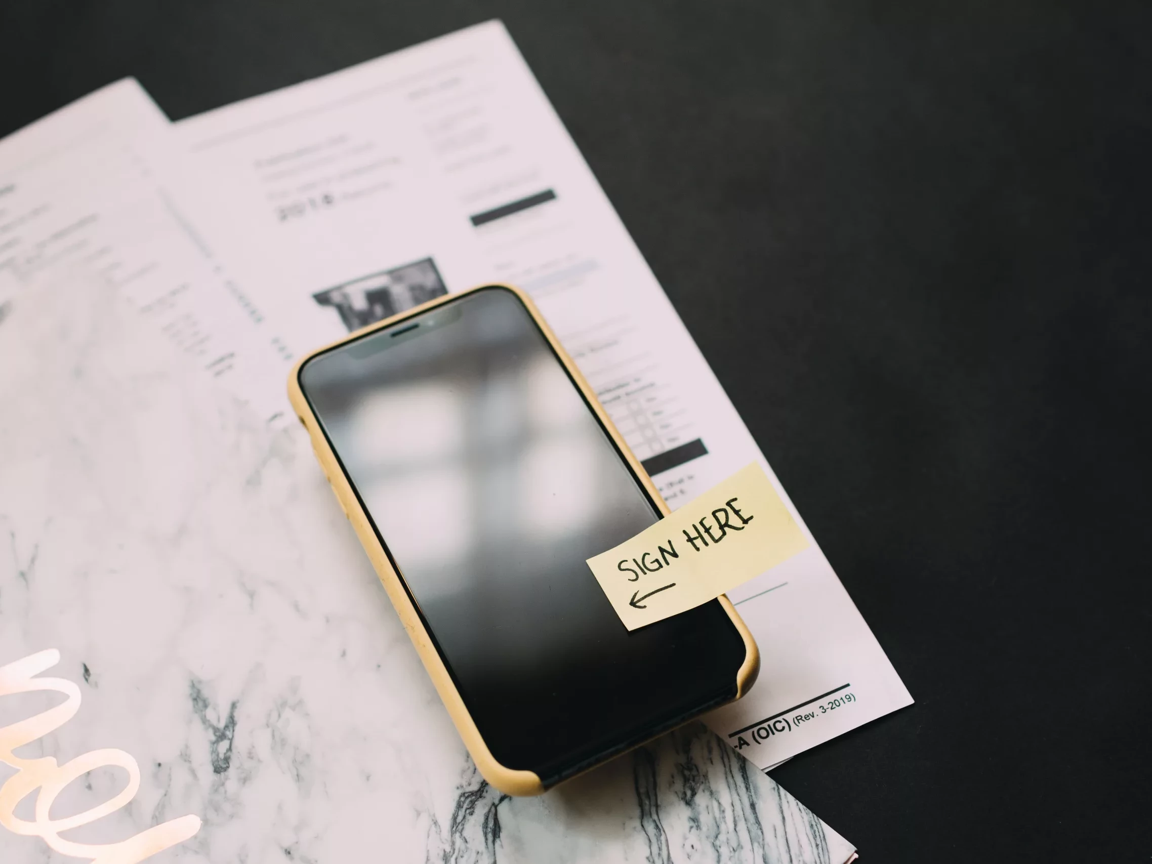 Ein Handy mit einem Post-It