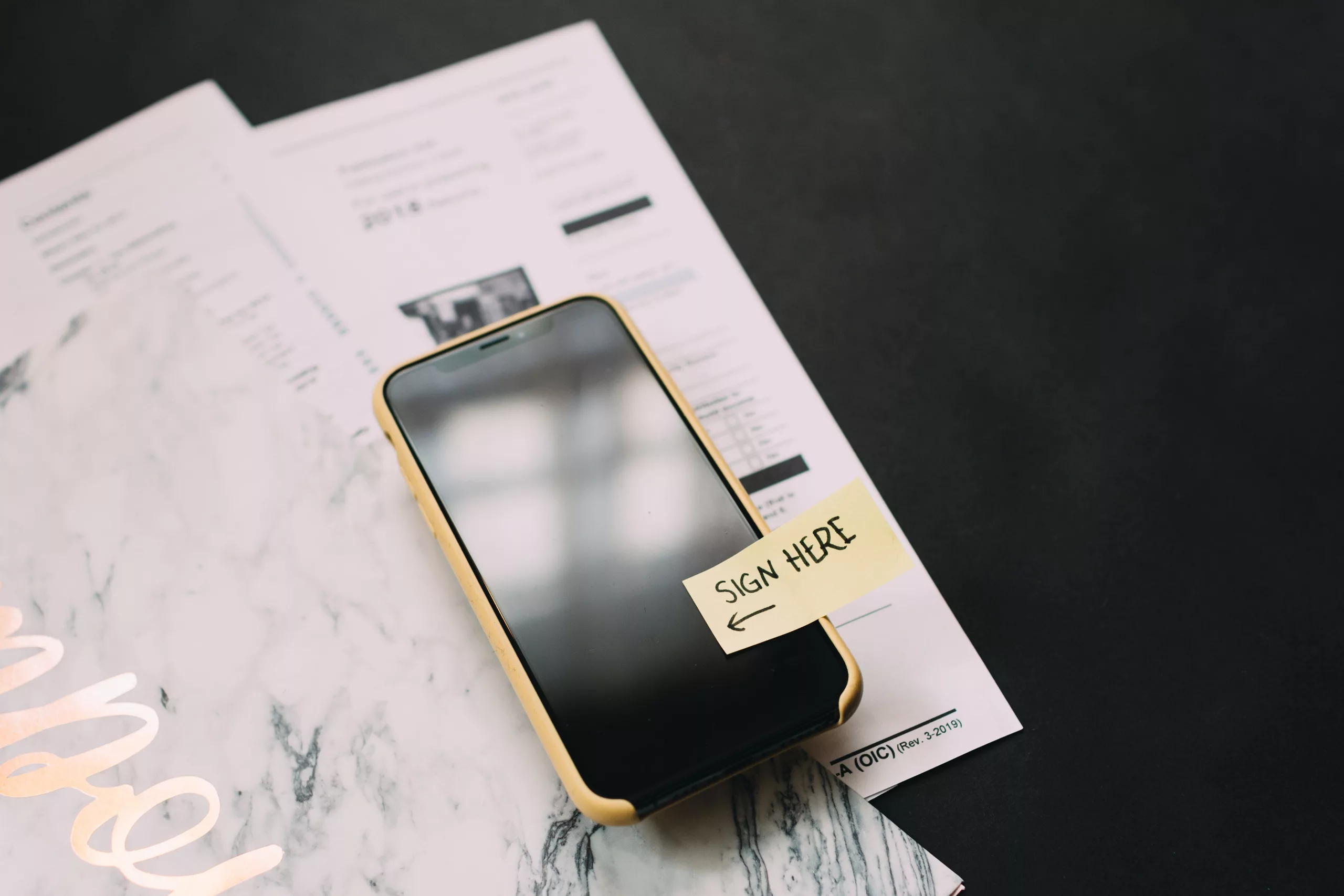 Ein Handy mit einem Post-It