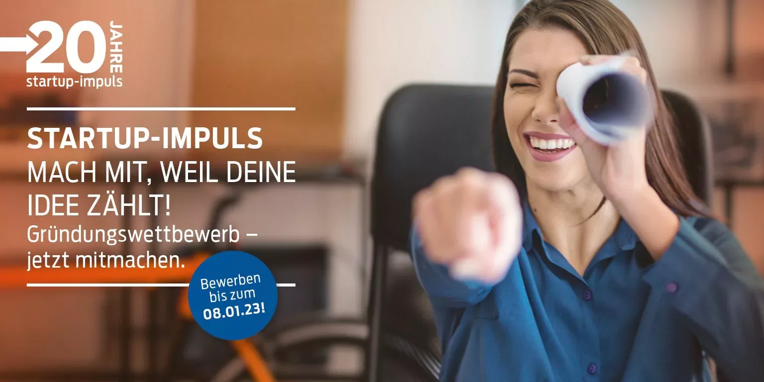 Eine Frau zeigt auf den Betrachter und schaut durch eine Papierrolle.