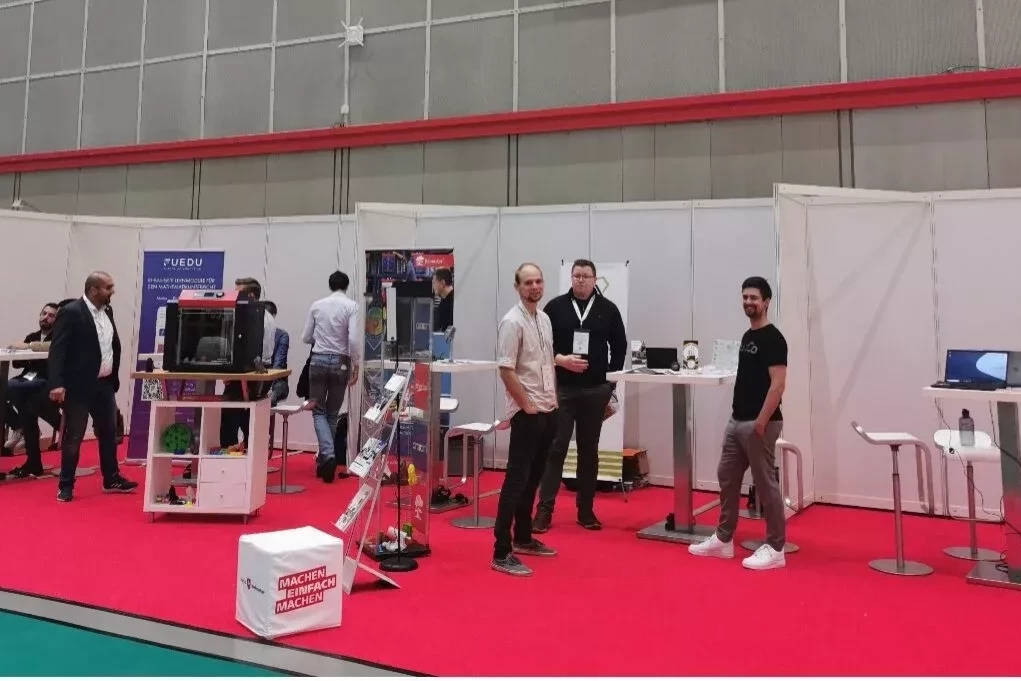 Der startup.niedersachsen Stand mit Besucher*innen auf der mobile.Schule Tagung.