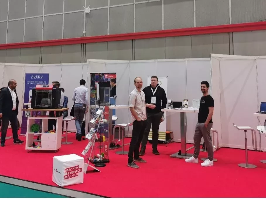 Der startup.niedersachsen Stand mit Besucher*innen auf der mobile.Schule Tagung.