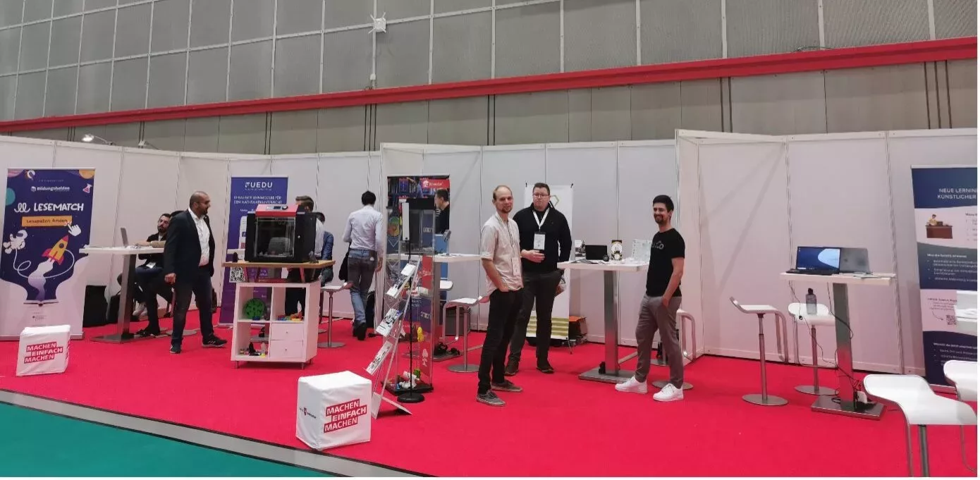 Der startup.niedersachsen Stand mit Besucher*innen auf der mobile.Schule Tagung.