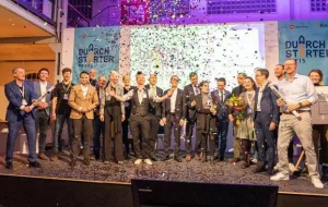 Die Gewinner*innen des DurchSTARTer-Preises stehen auf der Bühne und schmeißen Konfetti.