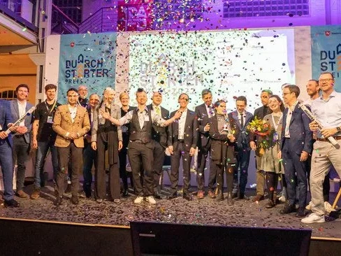 Die Gewinner*innen des DurchSTARTer-Preises stehen auf der Bühne und schmeißen Konfetti.