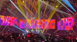 Blick über die Menge zur Bühne der Slush 2022