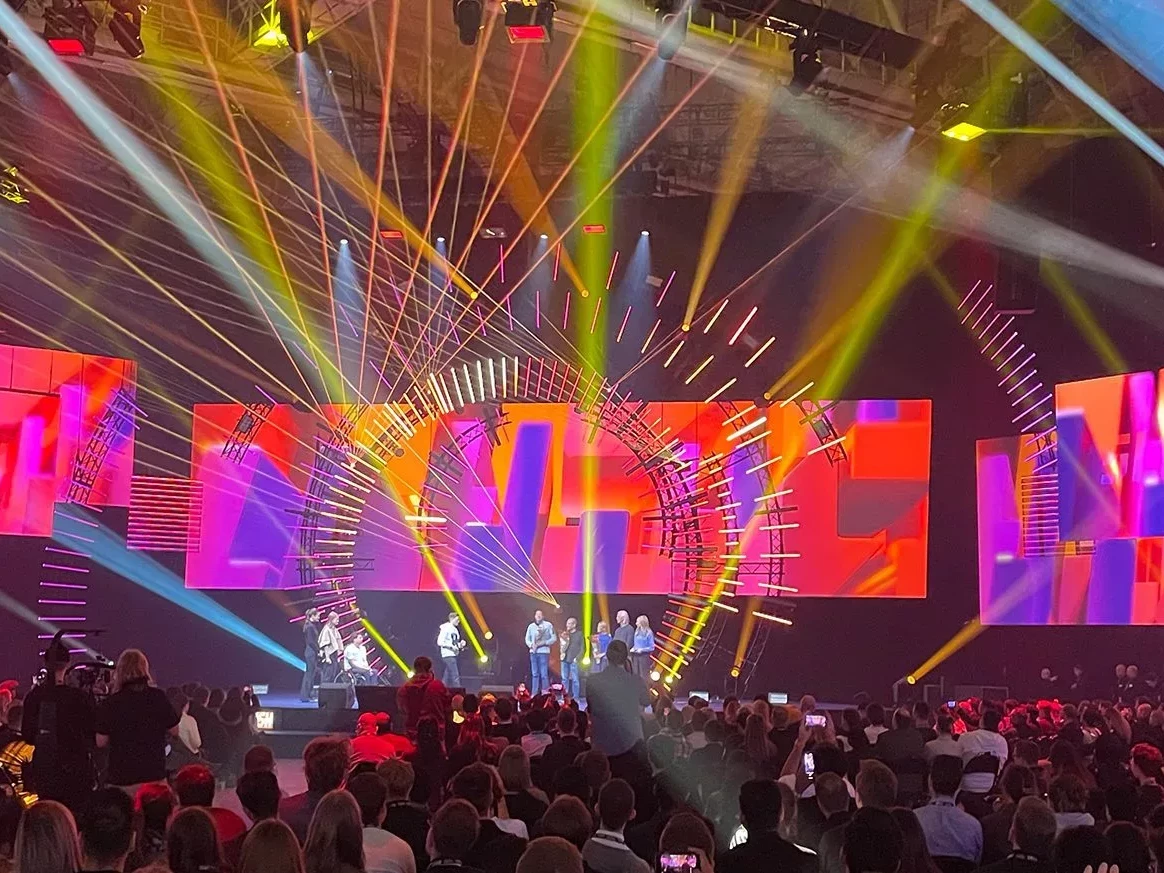 Blick über die Menge zur Bühne der Slush 2022