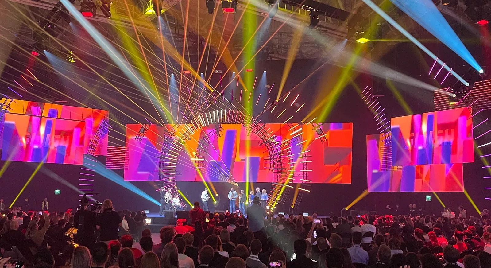 Blick über die Menge zur Bühne der Slush 2022