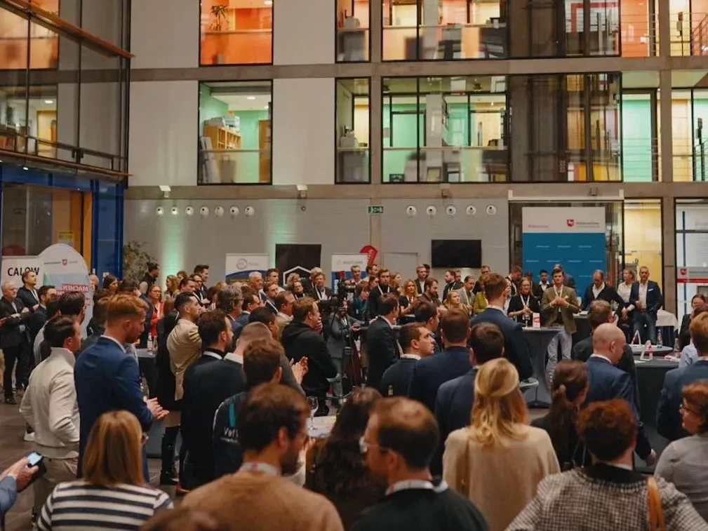 Große Menschenmenge bei Event in Landesvertretung.