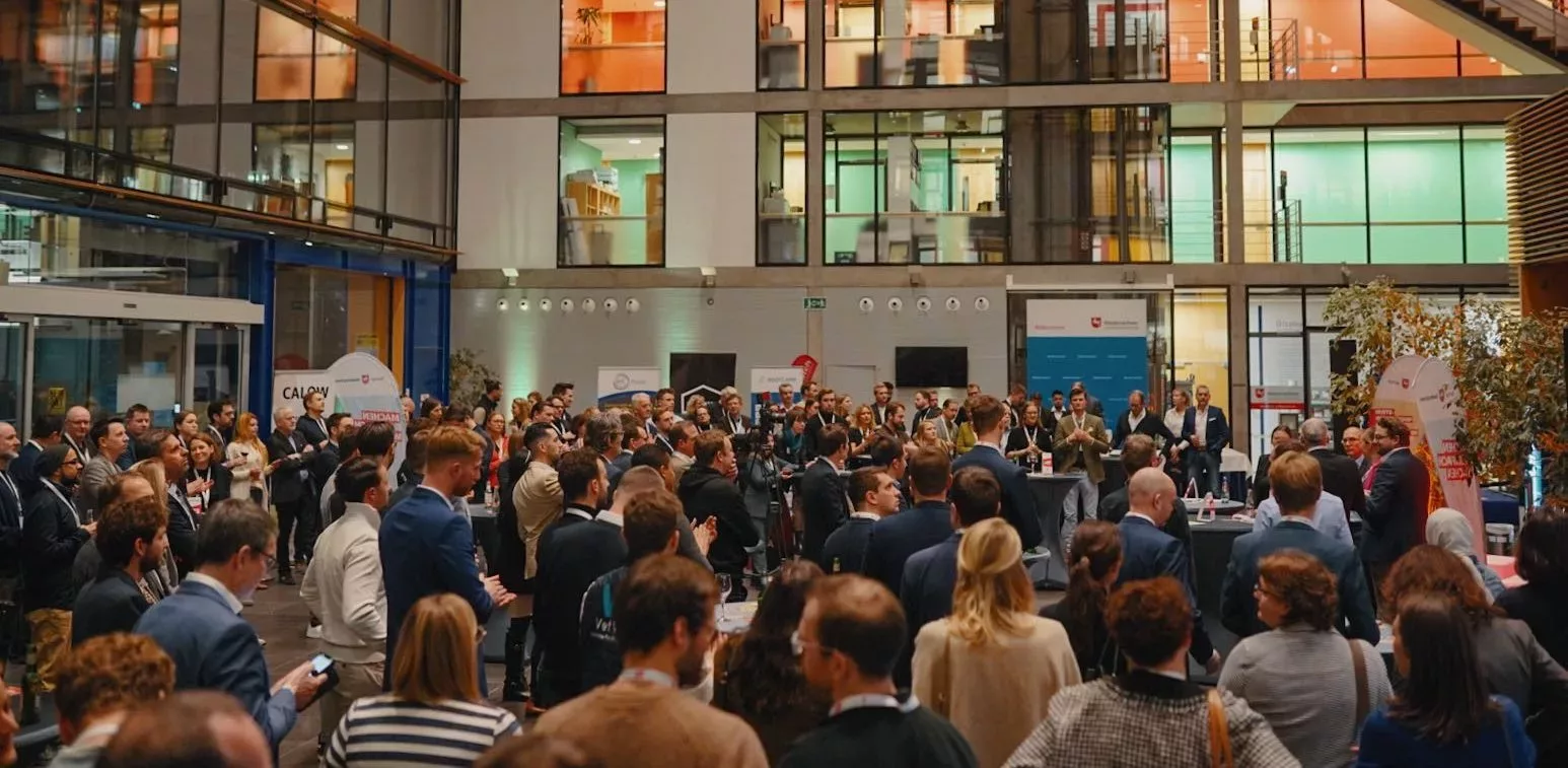 Große Menschenmenge bei Event in Landesvertretung.