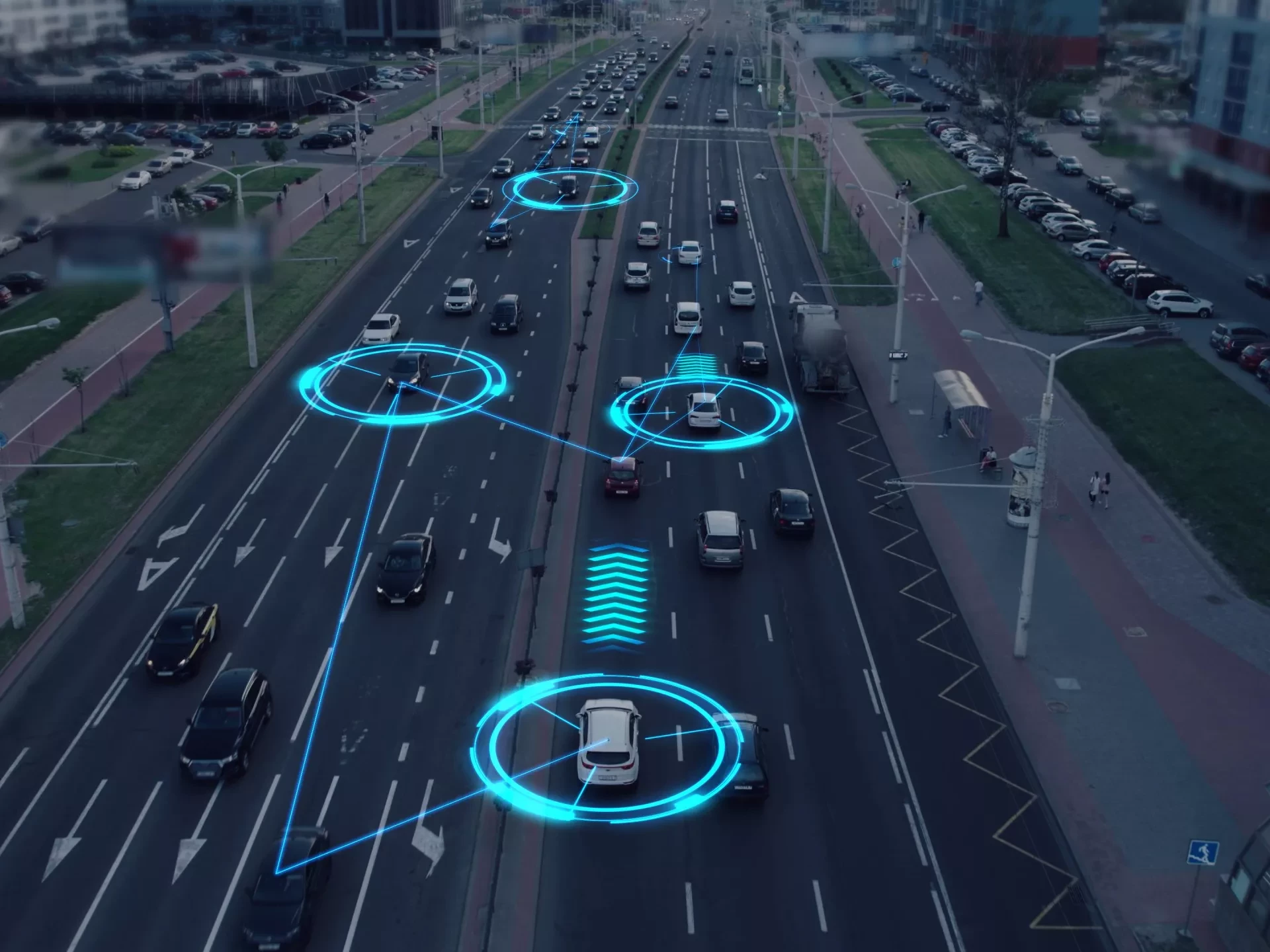 Visualisierung der Interaktion von selbstfahrenden autonomen Fahrzeugen. KI-gesteuerte Roboterautos fahren auf einer belebten Stadtstraße, scannen die Straße mit Sensoren und tauschen Informationen aus.