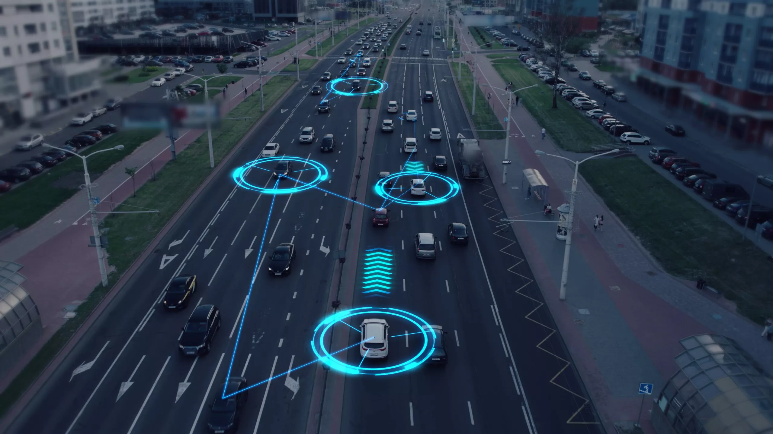 Visualisierung der Interaktion von selbstfahrenden autonomen Fahrzeugen. KI-gesteuerte Roboterautos fahren auf einer belebten Stadtstraße, scannen die Straße mit Sensoren und tauschen Informationen aus.