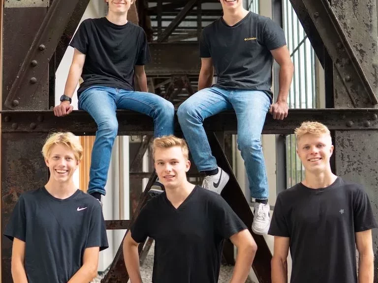 Teamfoto von den fünf Gründern des Startup EasySnacks