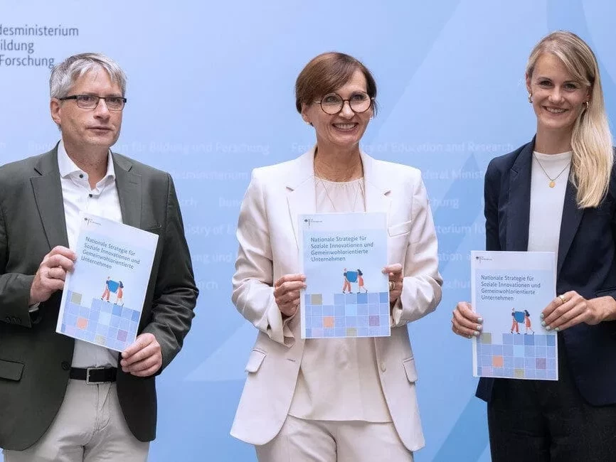 Pressestatement von Sven Giegold, Staatssekretär im Bundesministerium für Wirtschaft und Klimaschutz, Bundesforschungsministerin Bettina Stark-Watzinger und Zarah Bruhn, Beauftragte für Soziale Innovationen im BMBF. BMBF/Hans-Joachim Rickel