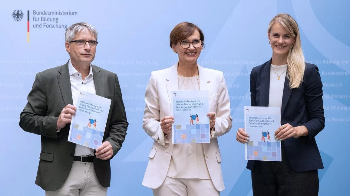 Pressestatement von Sven Giegold, Staatssekretär im Bundesministerium für Wirtschaft und Klimaschutz, Bundesforschungsministerin Bettina Stark-Watzinger und Zarah Bruhn, Beauftragte für Soziale Innovationen im BMBF. BMBF/Hans-Joachim Rickel