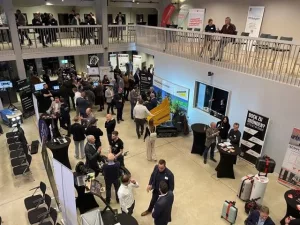Die Ausstellenden des Mobility Startup Days von oben im Osnabrücker Ringlokschuppen