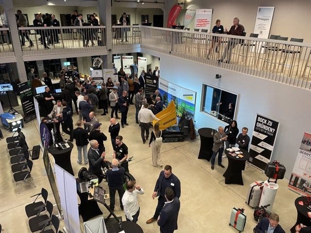 Die Ausstellenden des Mobility Startup Days von oben im Osnabrücker Ringlokschuppen