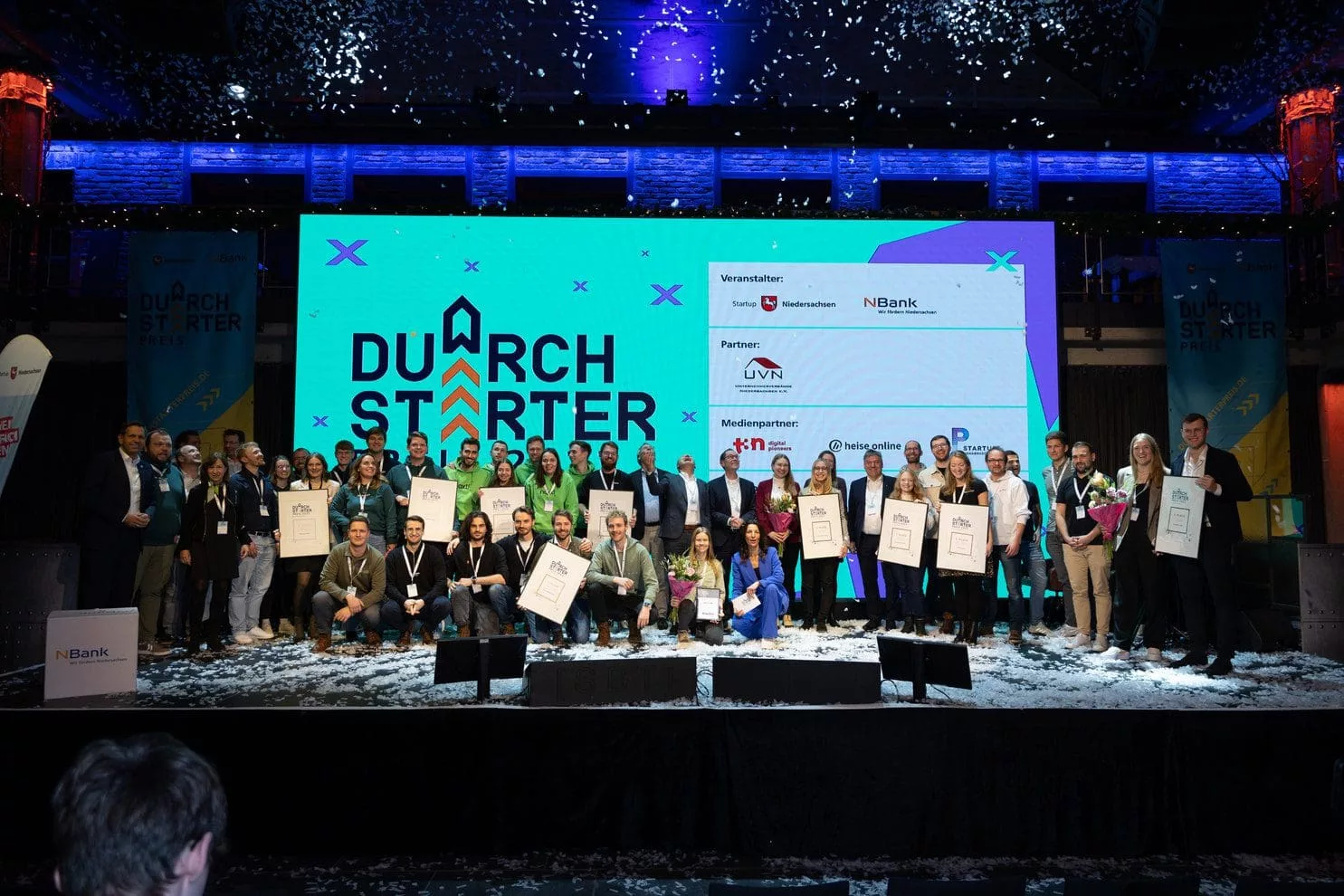 Alle gewinnenden Startups auf der Bühne des DurchSTARTer-Preises 2023 im Alando Palais in Osnabrück.