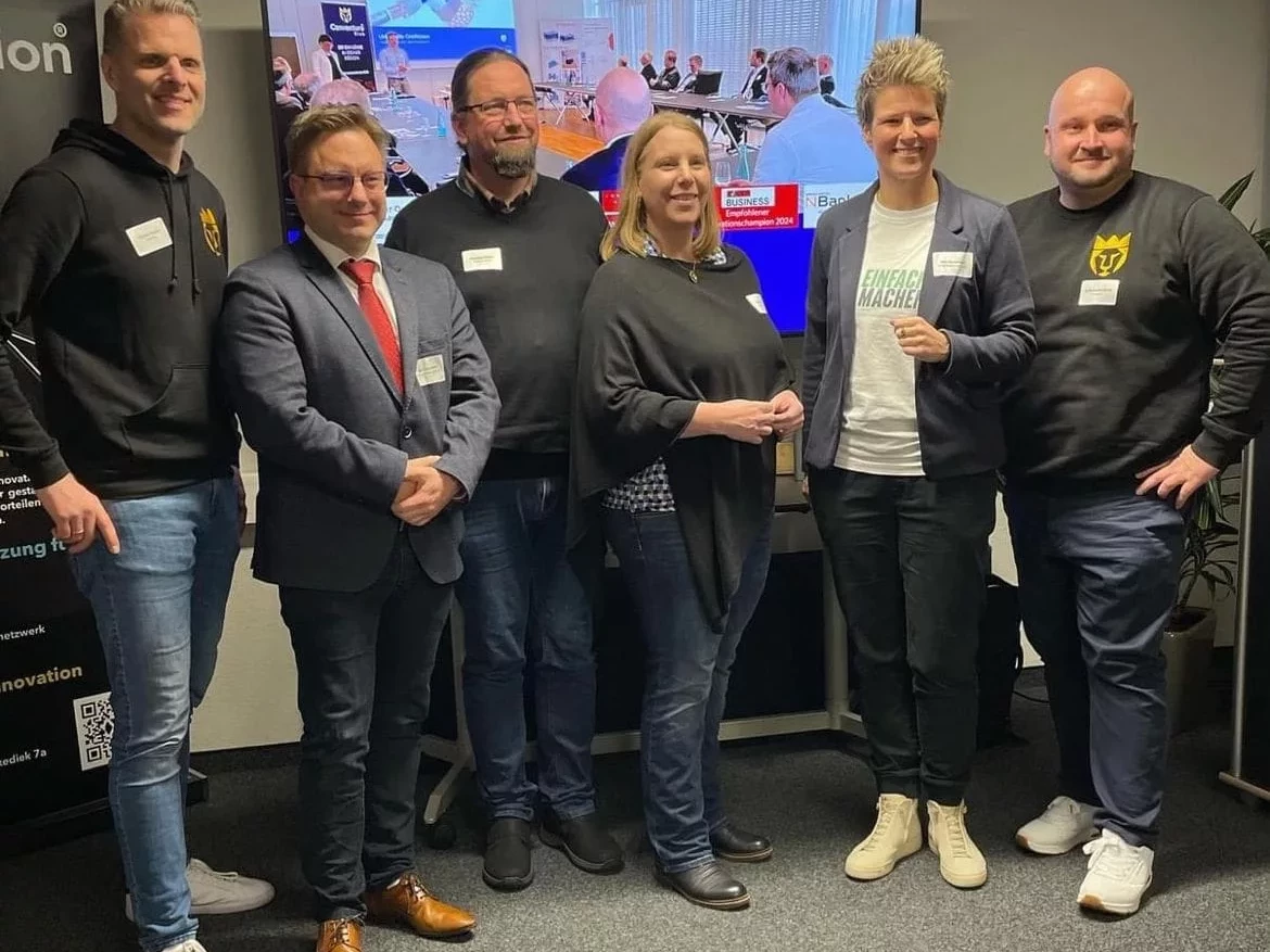 Das Bild zeigt die Gründer*innen vom Sealevel Conventure Club und Sina Beckmann.