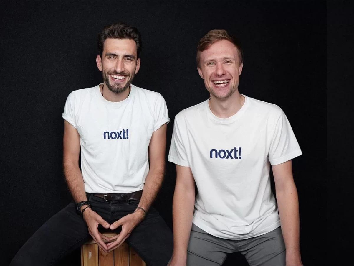 Die Gründer von noxt! - zwei Männer in weißen T-Shirts
