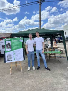 Zwei Gründer auf einer Camöingmesse draußen vor ihrem Stand