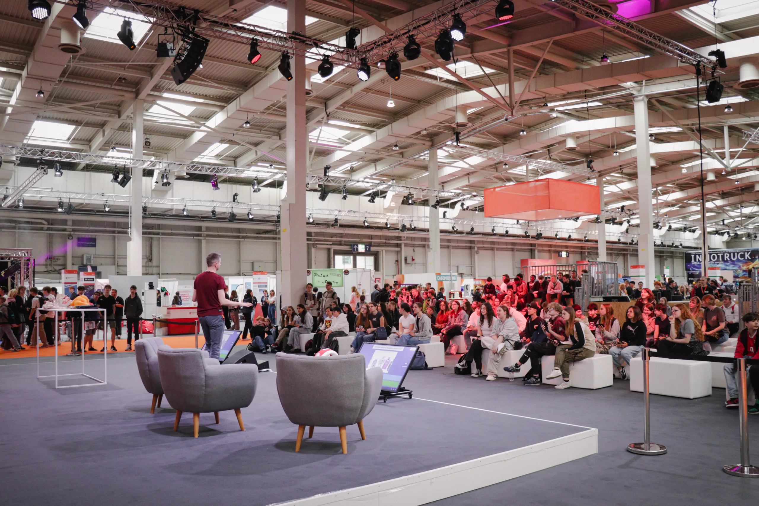 Die Bühne auf der IdeenExpo mit Blick ins Publikum