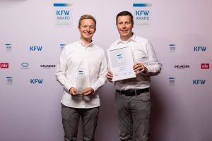 Bild der Datenschmiede.ai-Gründer mit dem Award in der Hand.