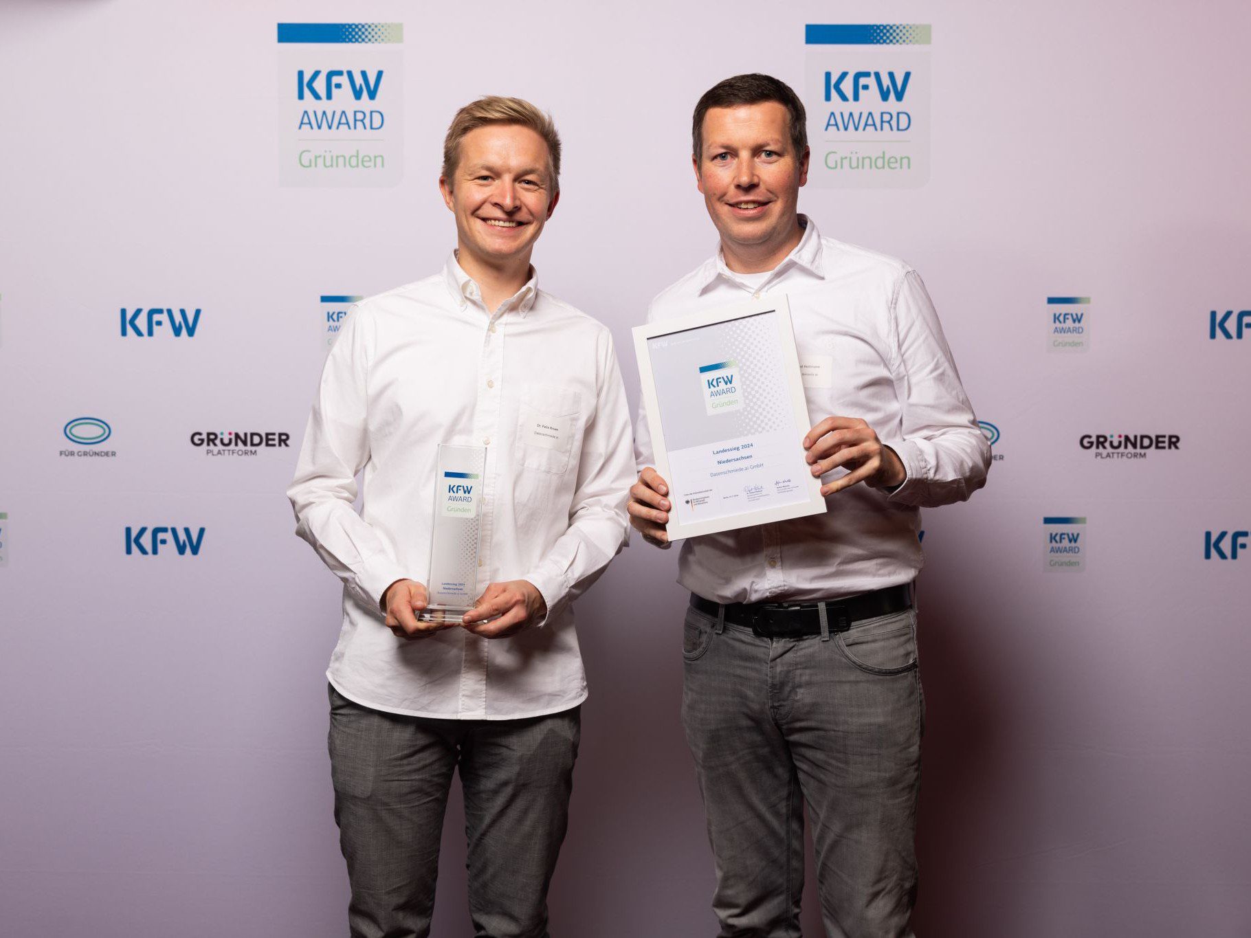 Bild der Datenschmiede.ai-Gründer mit dem Award in der Hand.