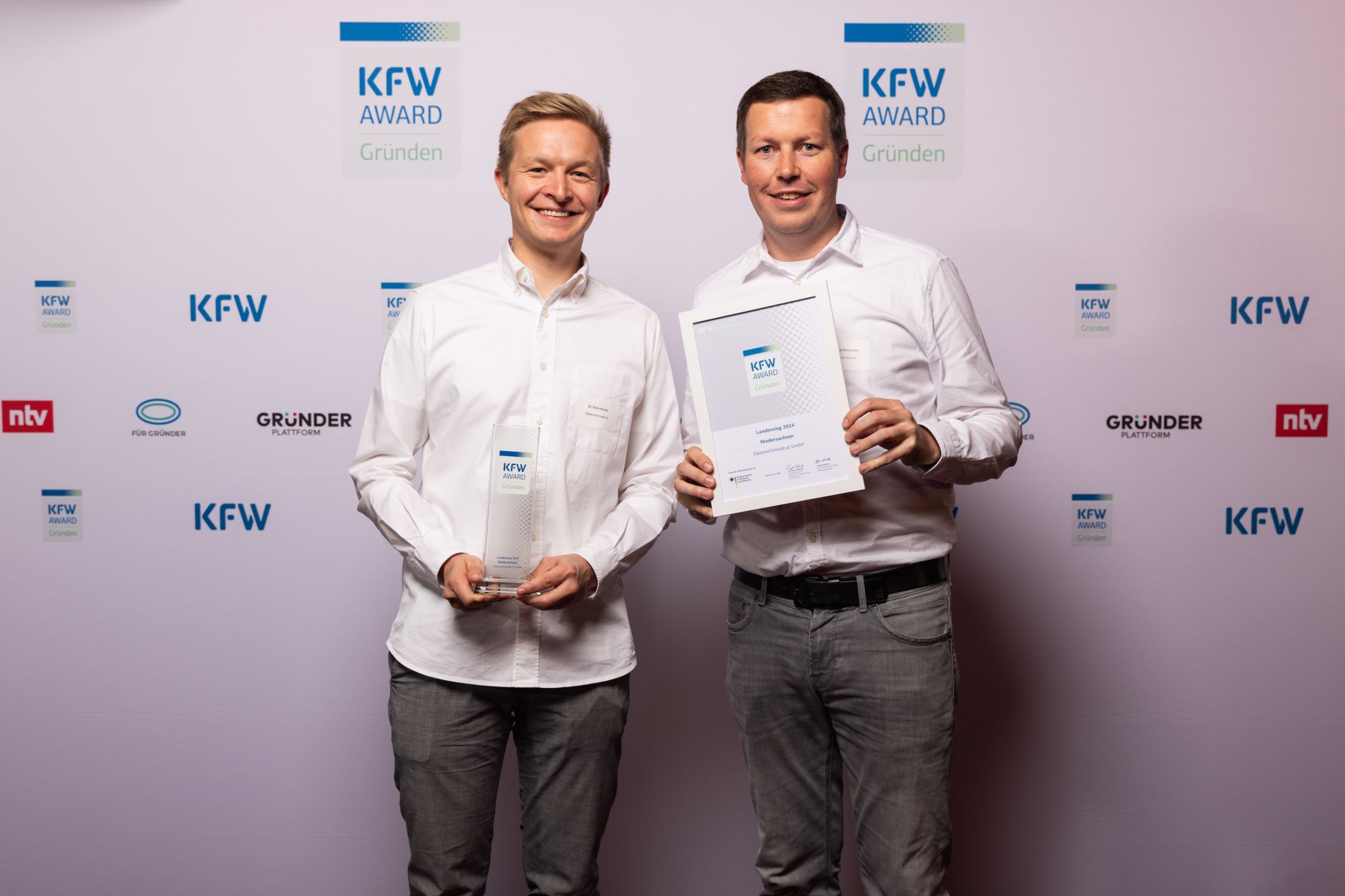 Bild der Datenschmiede.ai-Gründer mit dem Award in der Hand.