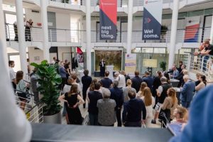 Das Publikum der EE Fachkonferenz von hinten mit Blick auf die Bühne