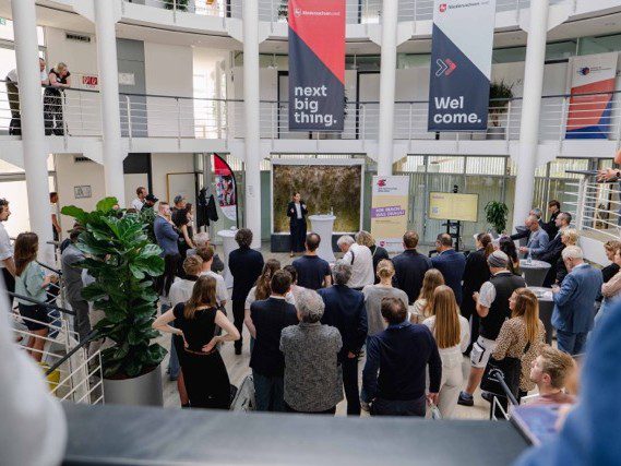Das Publikum der EE Fachkonferenz von hinten mit Blick auf die Bühne
