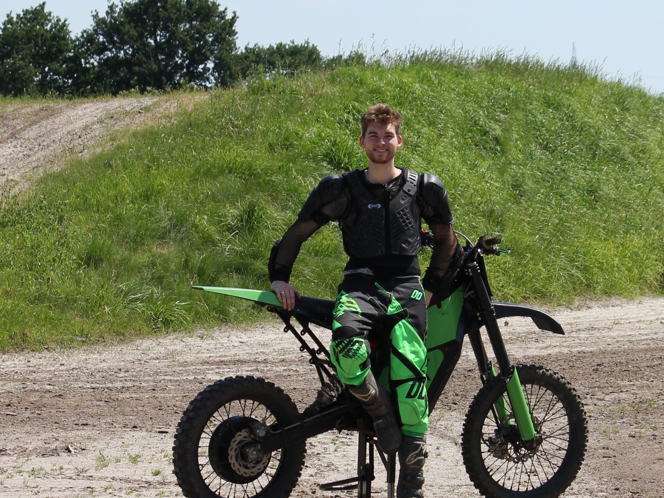 Gründer David Schoone mit seinem Elektromotorrad im Off-Road Parkour