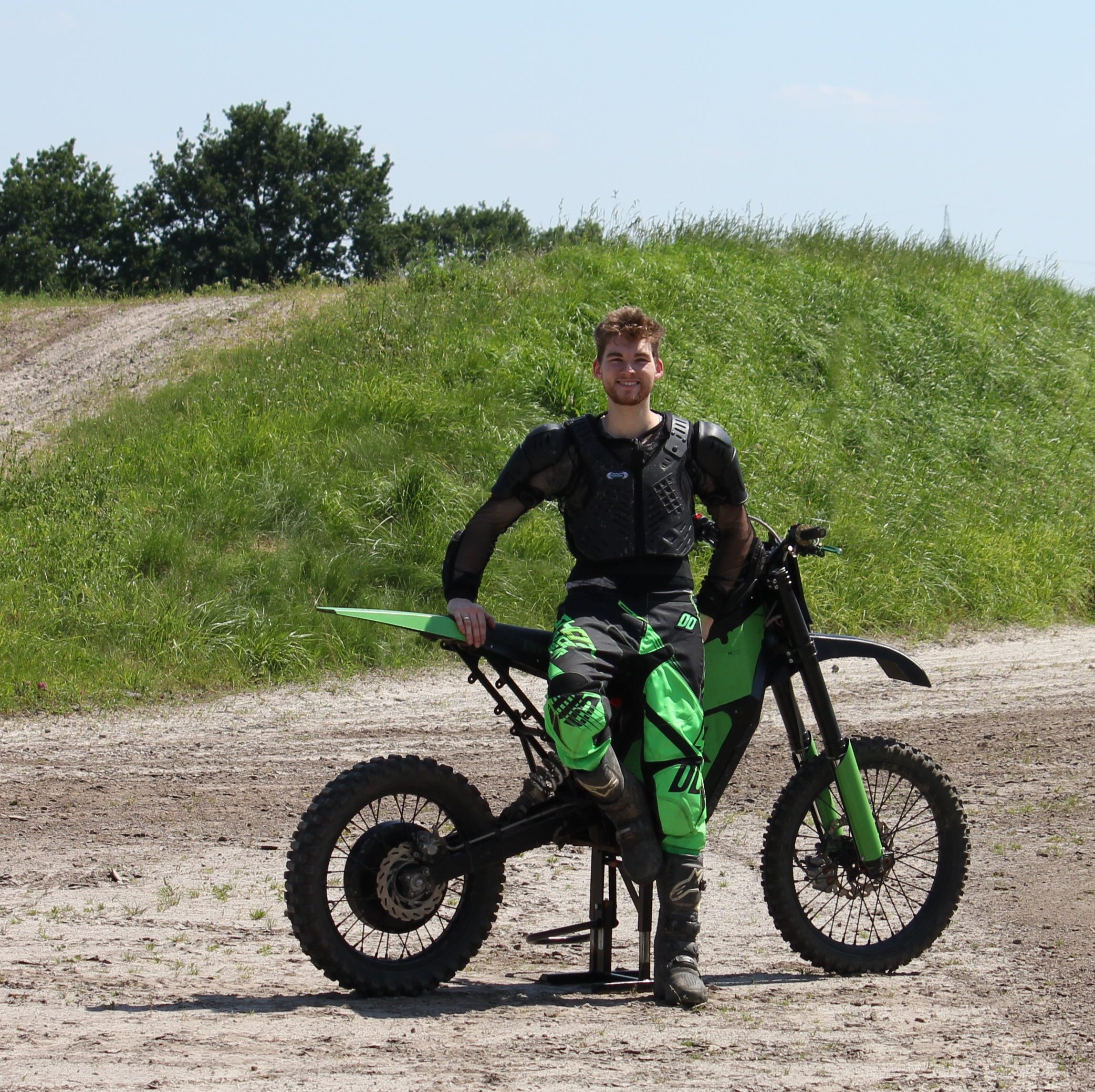 Gründer David Schoone mit seinem Elektromotorrad im Off-Road Parkour